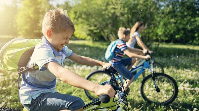 niños montando sus bicicletas