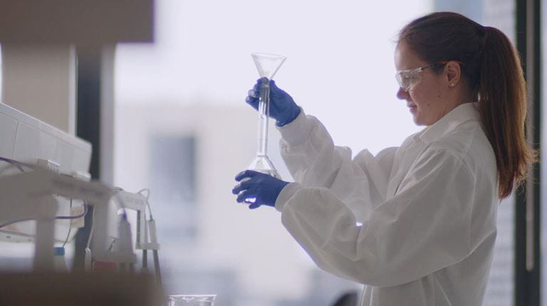 Científico de CSL en el laboratorio