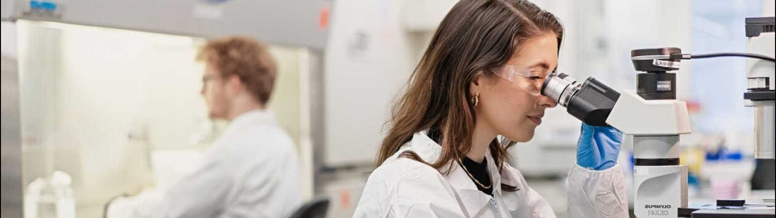 Científico de CSL mirando por un microscopio