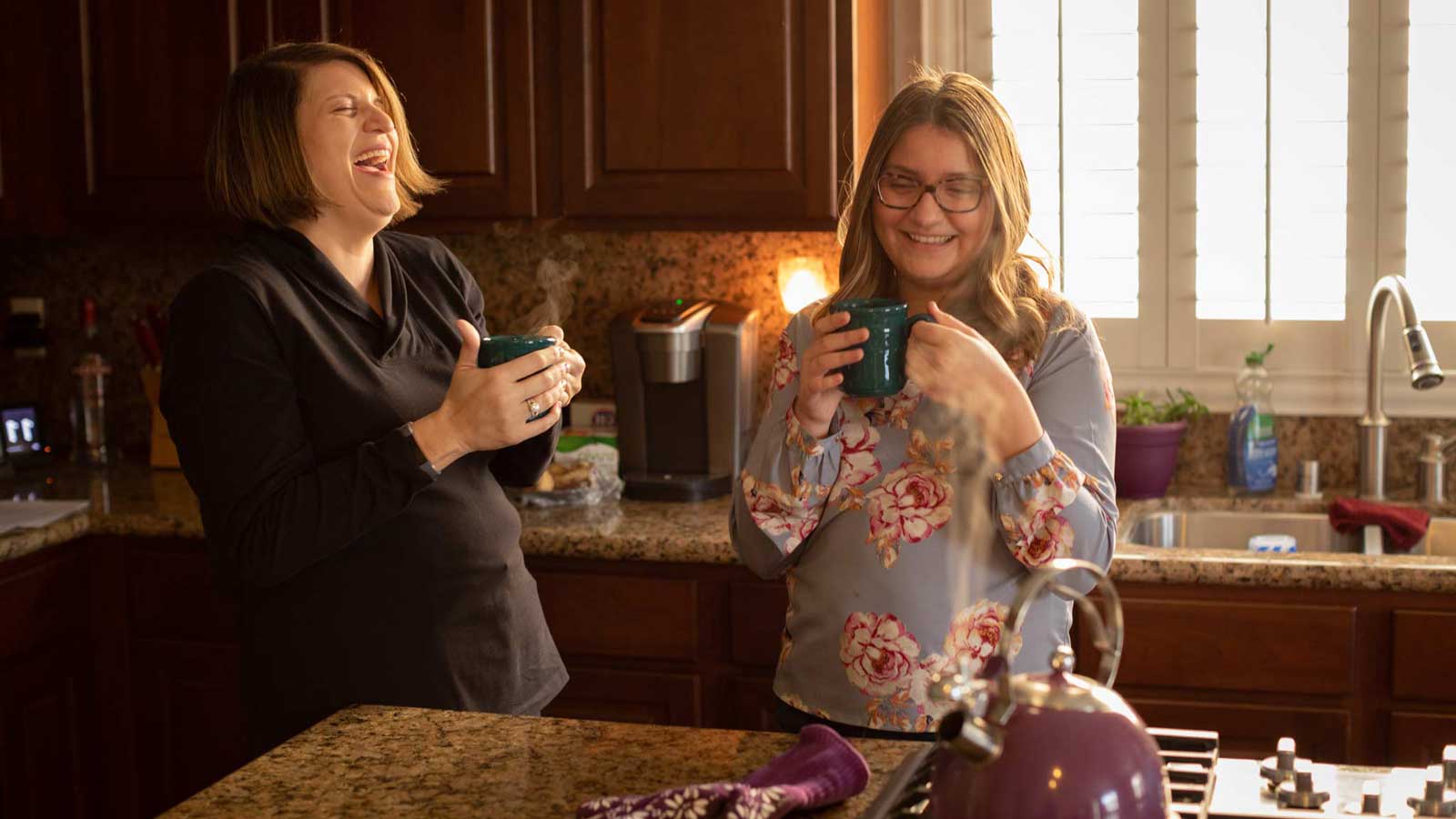  Paciente bebiendo té con su madre