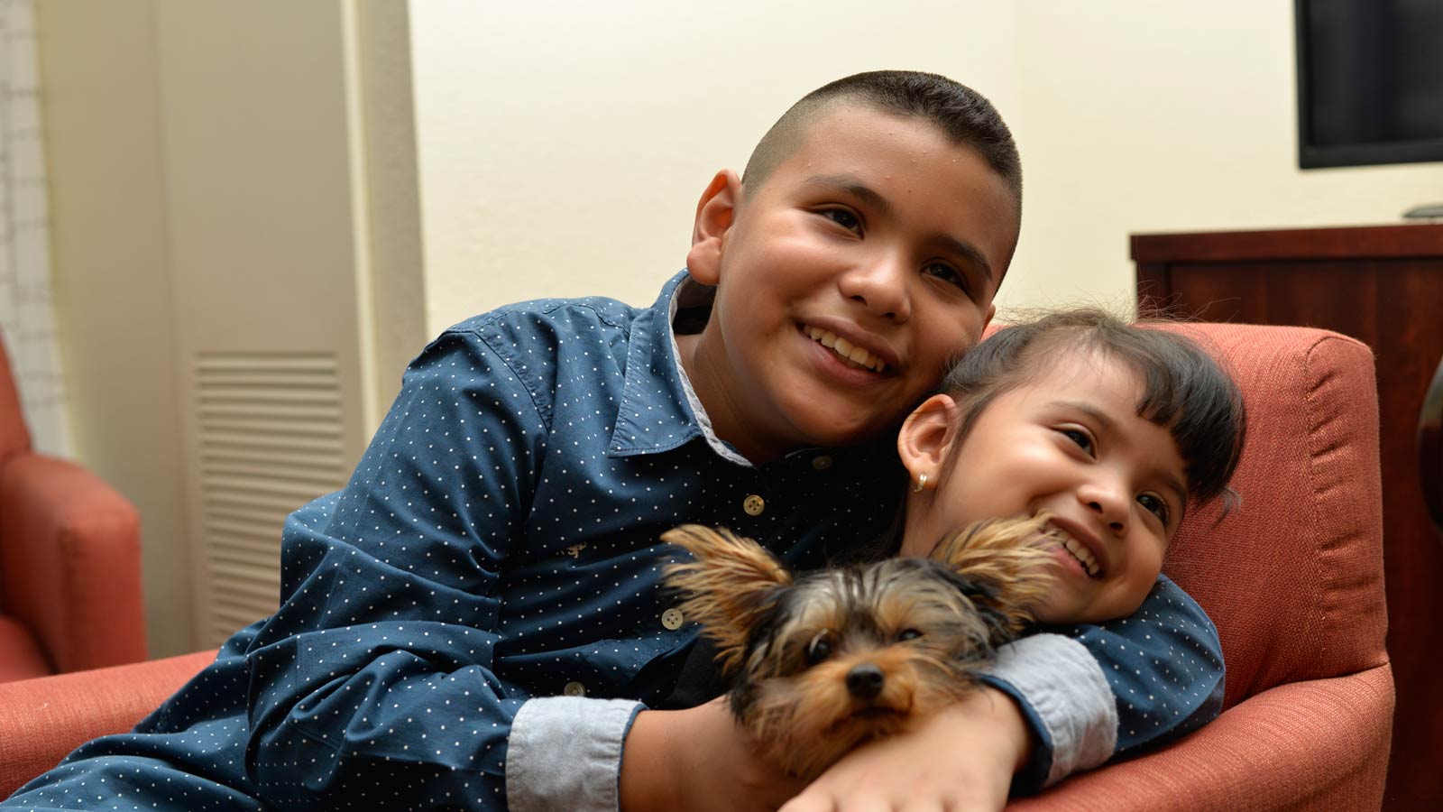 Jonathan, paciente de hemofilia, con su hermana
